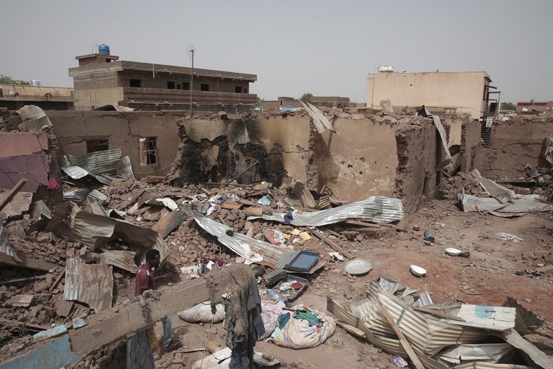 Las ruinas de una casa tras un ataque en Jartum, Sudán, el 25 de abril del 2023. (AP foto/Marwan Ali)