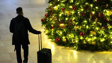 Una persona camina por la estación 30th Street Station en Filadelfia, el 22 de noviembre de 2023. (AP Foto/Matt Rourke, Archivo)