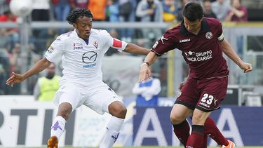 americateve | El jugador de la Fiorentina y la selecci&oacute;n colombiana, Juan Cuadrado, izquierda, disputa un bal&oacute;n en un partido contra Livorno por la Serie A el domingo, 11 de mayo de 2014, en Lehgorn, Italia. (AP Photo Fabio Muzzi )