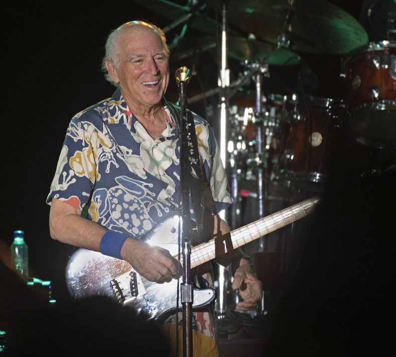 ARCHIVO - En esta fotografía del 9 de febrero de 2023 proporcionada por Florida Keys News Bureau, el cantautor Jimmy Buffett se presenta durante un concierto en Key West, Florida. (Rob ONeal/Florida Keys News Bureau via AP)