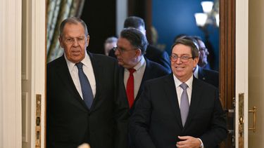 El ministro de Exteriores de Rusia, Sergey Lavrov (izquierda), y su homólogo de Cuba, Bruno Rodríguez, entran a un salón durante una reunión en Moscú, Rusia, el 18 de febrero de 2026. (Hector Retamal/Pool Foto vía AP)