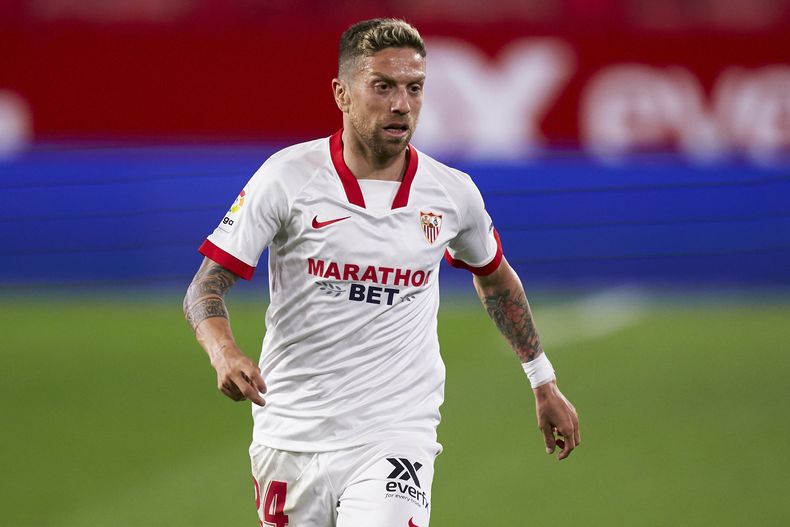 ARCHIVO - Alejandro Papu Gómez en acción durante un partido de La Liga de España entre Sevilla y Real Betis en el estadio Ramón Sánchez Pizjuán, en Sevilla España, el 14 de marzo de 2021. El ahora delantero del Monza ha sido sancionado por dos años por un caso de dopaje cuando era integrante del Sevilla, posiblemente terminado la carrera del jugador de 35 años. Monza dijo el viernes 20 de octubre de 2023 haber recibido la notificación de FIFA, vía la federación italiana de fútbol, de la sentencia de la comisión antidopaje española. (AP Foto/Mateo Villalba, Archivo)