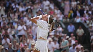 La checa Karolina Muchova celebra al vencer a la estadounidense Coco Gauff en la semifinal de Wimbledon el jueves 9 de julio del 2026. (AP Foto/Kin Cheung)