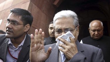 americateve | Un legislador se retira del Parlamento indio cubr&eacute;ndose la cara, afectado por gas pimienta, en Nueva Delhi, India, el jueves 13 de febrero del 2014. Un legislador lanz&oacute; gas pimienta dentro del Parlamento indio el jueves, creando un caos que