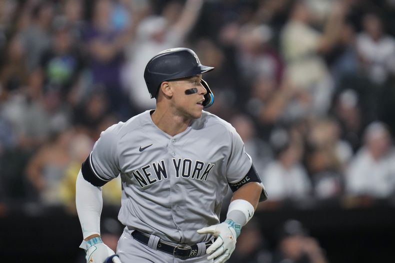 Aaron Judge, de los Yanquis de Nueva York, recorre las bases luego de batear un cuadrangular ante los Medias Blancas de Chicago, el martes 8 de agosto de 2023 (AP Foto Erin Hooley)