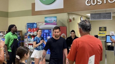 lionel messi es como todos nosotros: es captado de compras en un supermercado publix en miami