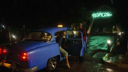 ARCHIVO - Un turista llega en un automóvil clásico estadounidense a un espectáculo de cabaret en la sala de espectáculos Tropicana en La Habana, Cuba, el 2 de noviembre de 2023. (AP Foto/Ramón Espinosa, Archivo)