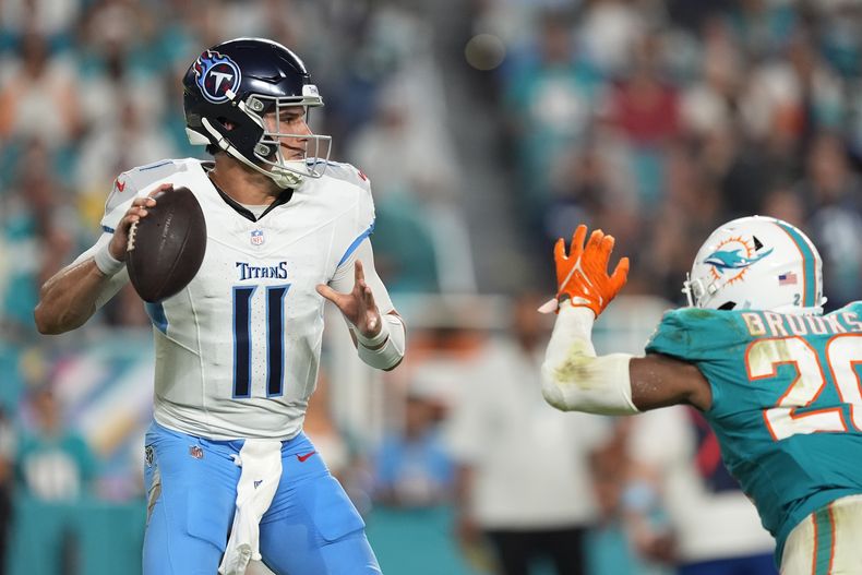 El quarterback de los Titans de Tennessee Mason Rudolph busca lanzar el balón en el encuentro ante los Dolphins de Miami el lunes 30 de septiembre del 2024. (AP Foto/Rebecca Blackwell)