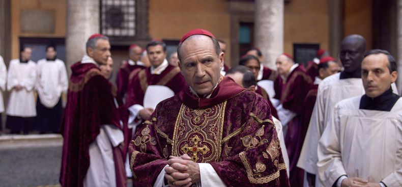 Esta imagen proporcionada por Focus Features muestra a Ralph Fiennes en una escena de Conclave. (Focus Features via AP)