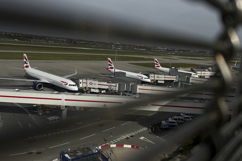 El Aeropuerto Heathrow de Londres el 21 de marzo del 2025. (AP foto/Kin Cheung)