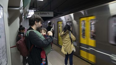 Los viajeros esperan para abordar un vagón del metro, en Buenos Aires, Argentina, el viernes 17 de mayo de 2024. (AP Foto/Rodrigo Abd)