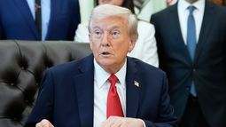 El presidente Donald Trump habla en el Despacho Oval de la Casa Blanca, el jueves 16 de octubre de 2025, en Washington. (AP Foto/Alex Brandon)