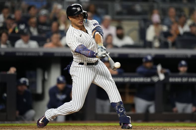 Giancarlo Stanton batea un sencillo productor de una carrera en la séptima entrada en el juego de béisbol en contra de los Rays de Tampa Bay, el miércoles 2 de agosto de 2023, en Nueva York. (AP Foto/Frank Franklin II)