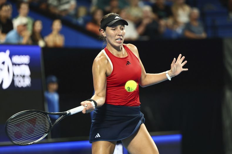 Jessica Pegula devuelve ante Ajla Tomljanovic durante la United Cup en Perth, Australia, el lunes 1 de enero de 2024. (AP Foto/Trevor Collens)