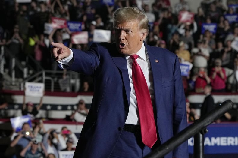 ARCHIVO - El expresidente Donald Trump, aspirante a la candidatura presidencial republicana, llega a un mitin de campaña el 29 de julio de 2023, en Erie, Pensilvania. (AP Foto/Sue Ogrocki, archivo)