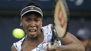americateve | La estadounidense Venus Williams devuelve una pelota ante Ana Ivanovic en el torneo de Dubai el mi&eacute;rcoles, 19 de febrero de 2014, en Dubai. (AP Photo/Kamran Jebreili)