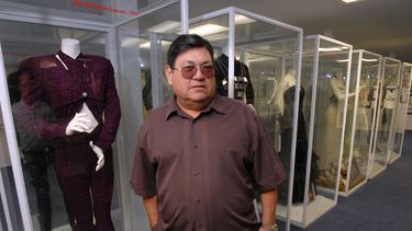 ARCHIVO - Abraham Quintanilla, padre de la fallecida cantante Selena, aparece frente a los trajes que usó Selena en Corpus Christi, Texas, el 24 de junio de 2011. (Foto AP/Paul Iverson, archivo)