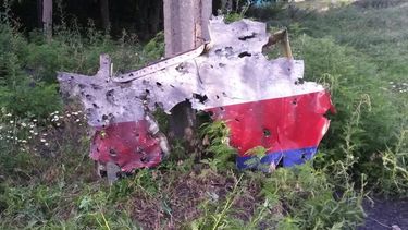 americateve | La imagen, difundida por el Financial Times, muestra evidencias del accionar de un proyectil tierra- aire SA-11. Lo encontró en su patio un hombre de la región prorrusa. En el vuelo MH17 viajaban 298 personas, todas murieron