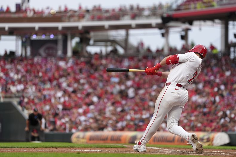 Spencer Steer, de los Rojos de Cincinnati, batea jonrón de dos carreras durante la tercera entrada del juego de béisbol en contra de los Cardenales de San Luis, el lunes 12 de agosto de 2024, en Cincinnati. (AP Foto/Kareem Elgazzar)