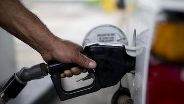 el precio de la gasolina regular esta por debajo del dolar por primera vez en cuatro meses