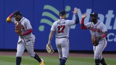 Desde la izquierda, los jardineros Ronald Acuña Jr., Kevin Pillar y Michael Harris II de los Bravos de Atlanta celebran tras la victoria ante los Mets de Nueva York en el primer juego de una doble cartelera, el lunes 1 de mayo de 2023, en Nueva York. (AP Foto/Seth Wenig)