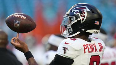 El quarterback Michael Penix Jr. de los Falcons de Atlanta hace malabares con el ovoide previo a un partido de pretemporada contra los Dolphins de Miami, el viernes 28 de agosto de 2026, en Miami Gardens, Florida. (AP Foto/Lynne Sladky)
