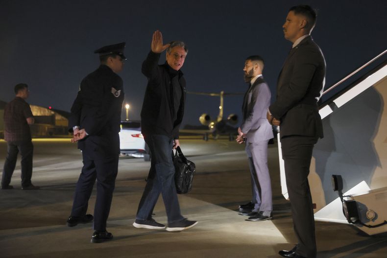 El secretario de Estado estadounidense Antony Blinken saluda antes de abordar un avión hacia China en la Base Andrews, Maryland, 16 de junio de 2023. (Leah Millis/Pool Foto via AP)