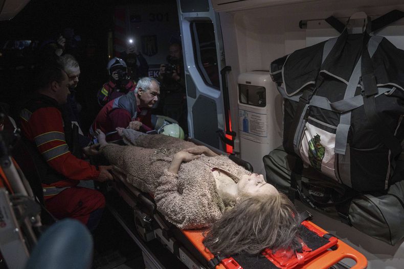 Médicos atienden a una mujer herida en una ambulancia, cerca de una vivienda destruida por un ataque aéreo ruso sobre un vecindario residencial en Kiev, Ucrania, el 24 de abril de 2025. (AP Foto/Evgeniy Maloletka)