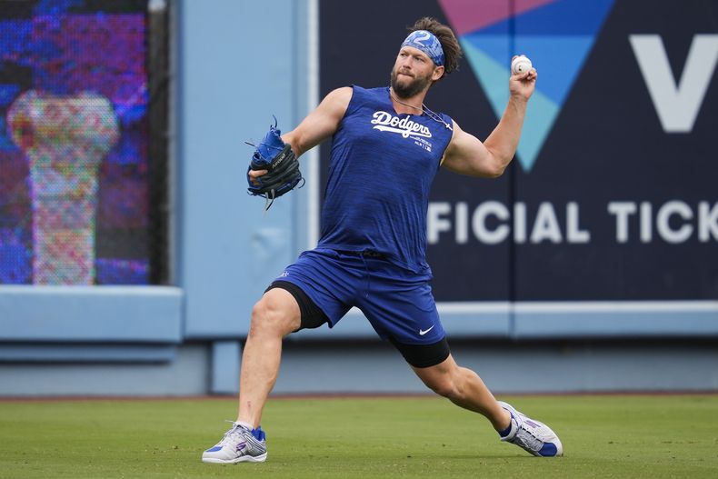 Clayton Kershaw, de los Dodgers de Los Ángeles, trabaja antes del partido en contra de los Rockies de Colorado, en Los Ángeles, el domingo 2 de junio de 2024. (AP Foto/Ashley Landis)