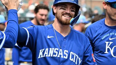 Nick Loftin de los Reales de Kansas City felicitado tras conectar un jonrón en la novena entrada ante los tigres de Detroit el sábado 25 de julio del 2026. (AP Foto/Jose Juarez)