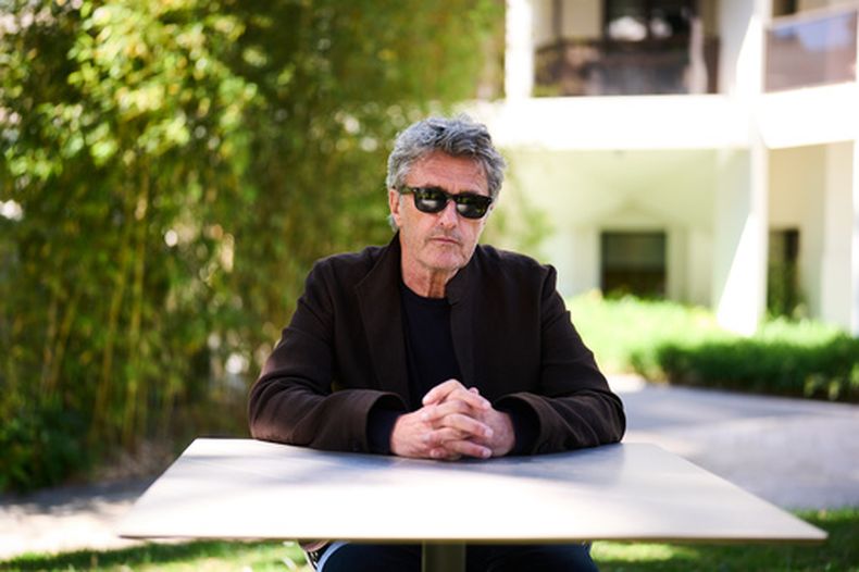 ARCHIVO - El director Paweł Pawlikowski posa para retratos con motivo de la película «Fatherland» durante la 79.ª edición del Festival Internacional de Cine de Cannes, en el sur de Francia, el 16 de mayo de 2026. (Foto Scott A Garfitt/Invision/AP, archivo)