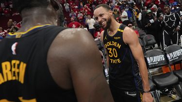 Stephen Curry (30) y Draymond Green, de los Warriors de Golden State, celebran después del Juego 7 de una serie de primera ronda de playoffs de baloncesto de la NBA contra los Rockets de Houston, el domingo 4 de mayo de 2025, en Houston. (AP Foto/Ashley Landis)