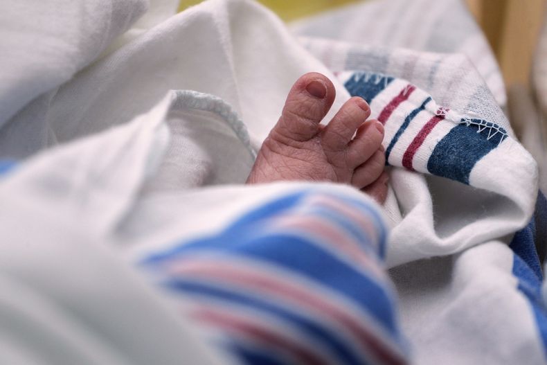 ARCHIVO - Se observan los dedos de los pies de un bebé en un hospital de McAllen, Texas, el miércoles 29 de julio de 2020. (AP Foto/Eric Gay, archivo)