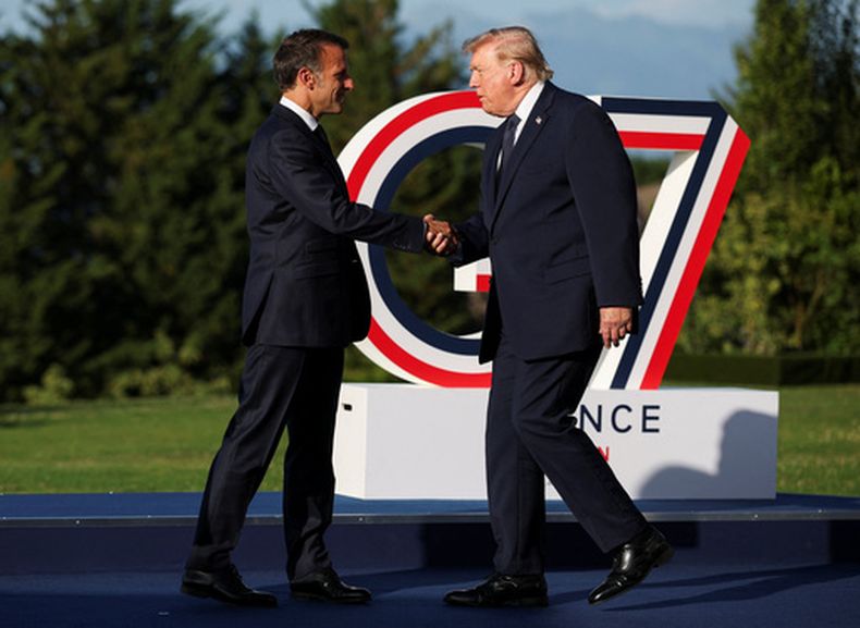 El presidente de Francia, Emmanuel Macron, recibe al presidente de Estados Unidos, Donald Trump, a la derecha, en la ceremonia oficial de recepción para la cumbre del G7 en Evian-les-Bains, Francia, el lunes 15 de junio de 2026. (Isabel Infantes, Pool Foto via AP)