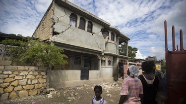 Tras sismos, haitianos temen dormir bajo techo