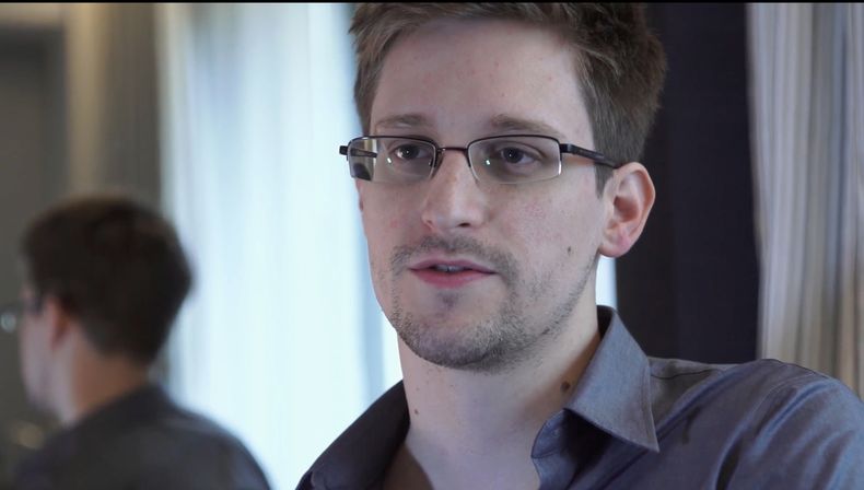 El ex analista de sistemas Edward Snowden, de la Agencia de Seguridad Nacional en una foto difundida por el diario brit{anico The Guardian el 9 de junio del 2013. Snowden dijo que su &ldquo;misi&oacute;n ya ha sido cumplida&rdquo; despu&eacute;s que la fi