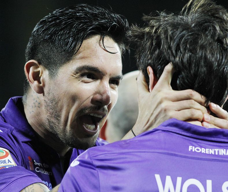 El jugador de la Fiorentina, Rafal Wolski, derecha, es felicitado por su compa&ntilde;ero peruano Juan Manuel Vargas tras anotar un gol contra Atalanta por la Serie A el s&aacute;bado, 8 de febrero de 2014, en Florencia, Italia. (AP Photo/Fabrizio Giovann