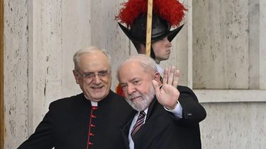 El presidente brasileño Luiz Inácio Lula da Silva llega al patio de San Dámaso, para una audiencia privada con el papa Francisco, en el Vaticano, el miércoles 21 de junio de 2023. (Alessandro Di Meo, Pool via AP)