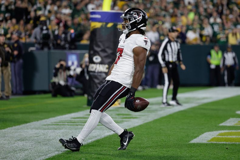 El corredor de los Falcons de Atlanta, Bijan Robinson, corre para conseguir un touchdown durante la primera mitad de un partido de fútbol americano de la NFL contra los Packers de Green Bay en Green Bay, Wisconsin, el 24 de septiembre de 2026. (Foto AP/Matt Ludtke)