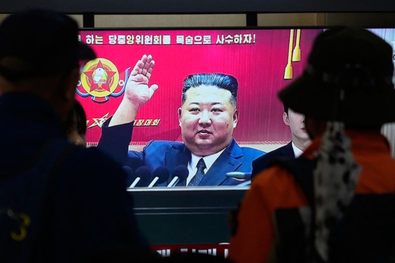 Una pantalla de televisión muestra una imagen de archivo del líder norcoreano Kim Jong Un durante un noticiero el sábado 24 de octubre de 2026, en la estación de tren de Seúl, Corea del Sur. (AP Foto/Ahn Young-joon)