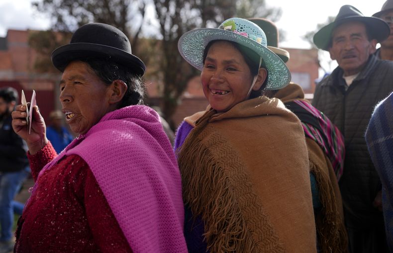 Mujeres aymaras hacen fila para emitir su voto en un centro de votación durante las elecciones judiciales en Jesús de Machaca, Bolivia, el domingo 15 de diciembre de 2024. (Foto AP/Juan Karita)