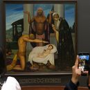 Un miembro de la prensa toma una fotografía de La adoración de los Reyes Magos del pintor mexicano Ángel Zárraga durante una vista previa de la exposición Ángel Zárraga Los Ideales del Arte en la Ciudad de México, el jueves 24 de septiembre de 2026. (Foto AP/Berenice Bautista)