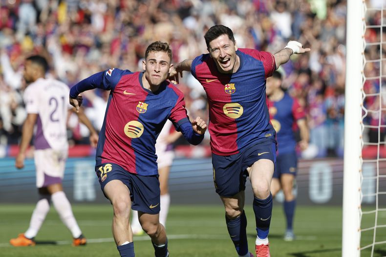 Robert Lewandowski del Barcelona celebra tras anotar en el encuentro ante el Girona en la liga española el domingo 30 de marzo del 2025. (AP Foto/Joan Monfort)