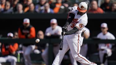 Orioles superan a Cerveceros en 1er juego en Camden Yards