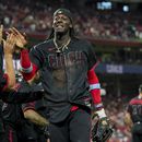 El dominicano Elly De La Cruz de los Rojos de Cincinnati saluda a sus compañeros tras el juego ante los Bravos de Stlanta el viernes 23 de junio del 2023. (AP Foto/Aaron Doster)
