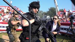 Agentes del Servicio Secreto de Estados Unidos responden al sonido de disparos mientras el expresidente y virtual candidato presidencial republicano Donald Trump es rodeado por agentes de la misma agencia en un mitin de campaña, el sábado 13 de julio de 2024, en Butler, Pensilvania. (AP Foto/Evan Vucci)