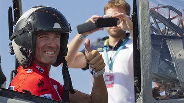 americateve | El ciclista espa&ntilde;ol Alejandro Valverde posa para una foto en la cabina de un avi&oacute;n de la marina espa&ntilde;ola el lunes, 25 de agosto de 2014, antes del inicio de la tercera etapa de la Vuelta a Espa&ntilde;a. Valverde gan&oacute; la sexta
