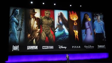 Tony Chambers, jefe de distribución cinematográfica de Disney Entertainment, se dirige al público durante la presentación de Walt Disney Studios en CinemaCon 2023, la convención oficial de la Asociación Nacional de Propietarios de Cines en el Caesars Palace, el miércoles 26 de abril de 2023, en Las Vegas. (Foto AP/Chris Pizzello)