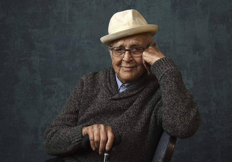 ARCHIVO - Norman Lear, productor ejecutivo de la serie de comedia One Day at a Time posa para un retrato en la gira de medios Winter Television Critics Association Press Tour el 13 de enero de 2020, en Pasadena, Calif. Lear, el guionista, director y productor que revolucionó la televisión en horario estelar con All in the Family, The Jeffersons y Maude, falleció el martes 5 de diciembre de 2023. Tenía 101 años. (Foto AP/Chris Pizzello, archivo)