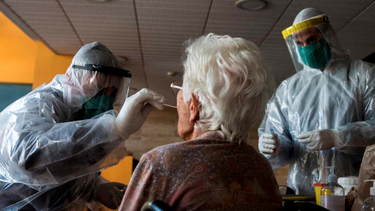 los casos de coronavirus continuan subiendo en la florida y los hogares de ancianos no son la excepcion